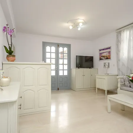 מלון דירות Golden Down Town Naxos City