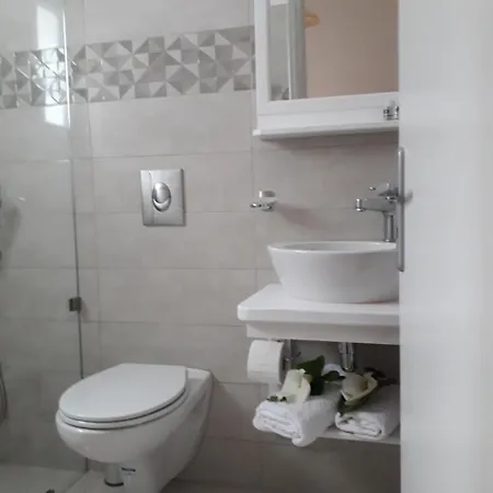 מלון דירות Golden Down Town 4*